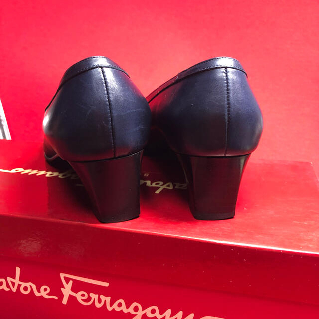 Salvatore Ferragamo(サルヴァトーレフェラガモ)のferragamo フェラガモ   ダークブルー　パンプス レディースの靴/シューズ(ハイヒール/パンプス)の商品写真