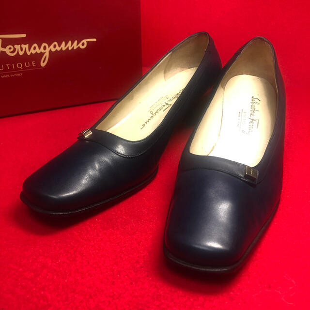 Salvatore Ferragamo(サルヴァトーレフェラガモ)のferragamo フェラガモ   ダークブルー　パンプス レディースの靴/シューズ(ハイヒール/パンプス)の商品写真