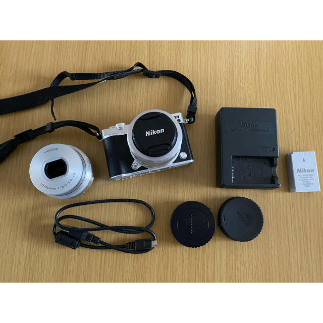 Nikon(ニコン)のニコン Nikon1 J5 ダブルレンズキット シルバー  スマホ/家電/カメラのカメラ(ミラーレス一眼)の商品写真