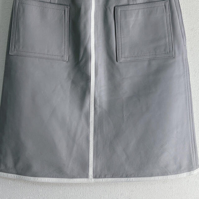 Courreges(クレージュ)のクレージュ レザースカート 膝丈 ライトグレー ライン 本革 38 匿名発送 レディースのスカート(ひざ丈スカート)の商品写真