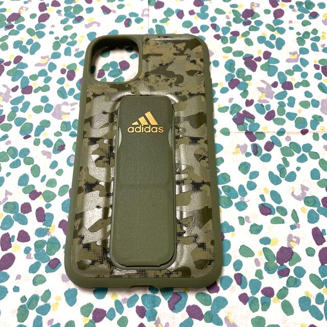 adidas(アディダス)の🎅【iPhone 11】adidas バックルケース スマホ/家電/カメラのスマホアクセサリー(iPhoneケース)の商品写真