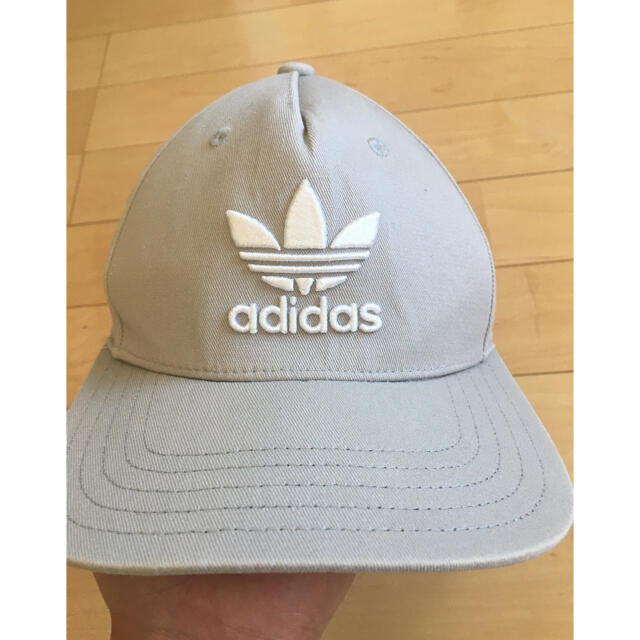 adidas(アディダス)のadidas originals キャップ　ライトグレー　アディダス メンズの帽子(キャップ)の商品写真