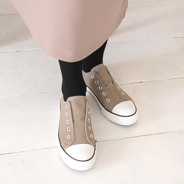 【新品未使用❤️】アミアミ AmiAmi✨スニーカー スリッポン✨グレージュ レディースの靴/シューズ(スニーカー)の商品写真