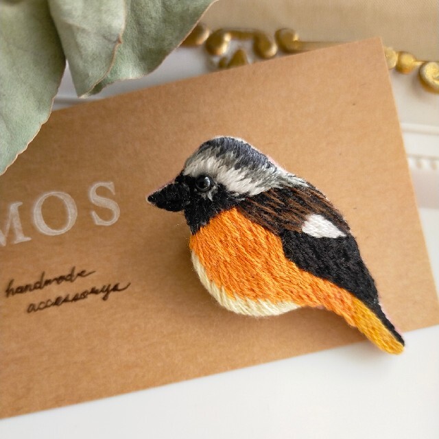 手刺繍ブローチ♡ 鳥刺繍 動物刺繍 ジョウビタキ 高級素材使用ブランド ...