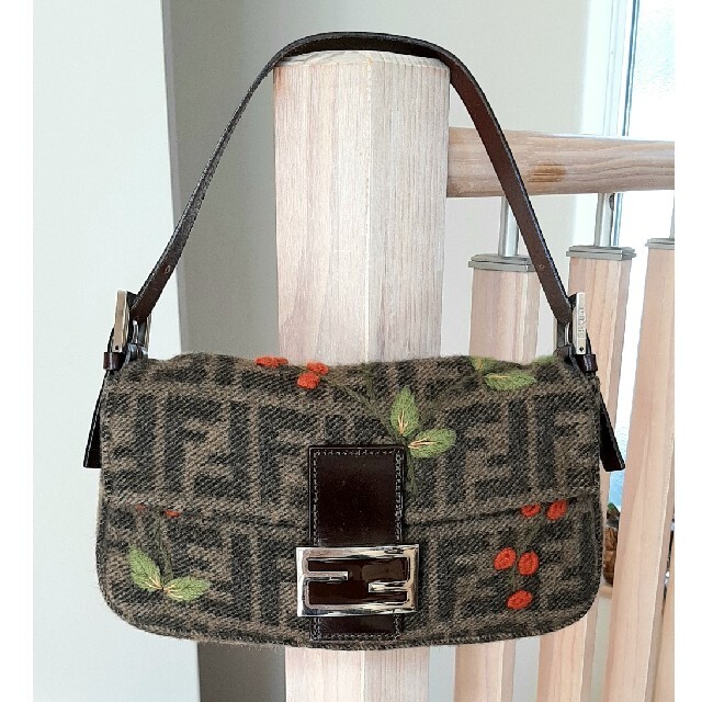 メール便不可】 FENDI - フェンディ マンマバゲット カシミヤ ズッカ