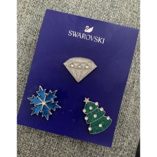 スワロフスキー(SWAROVSKI)のスワロフスキー　ノベルティ　ピンバッジ　クリスマス　ブローチ(ブローチ/コサージュ)