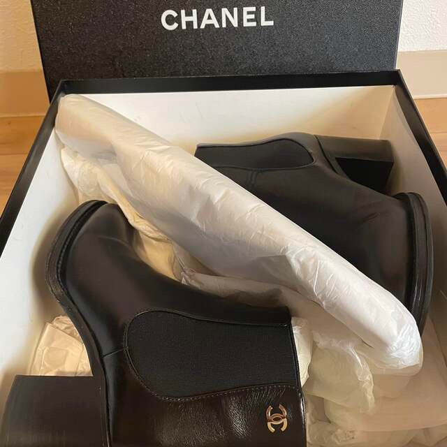 CHANEL(シャネル)のCHANEL ショートブーツ　ココマーク レディースの靴/シューズ(ブーツ)の商品写真