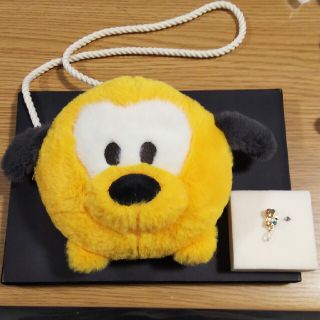 エイチアンドエム(H&M)の売り切り‼️H& Mフェイクファーミニショルダーバッグ&ディズニーピアス(キャラクターグッズ)