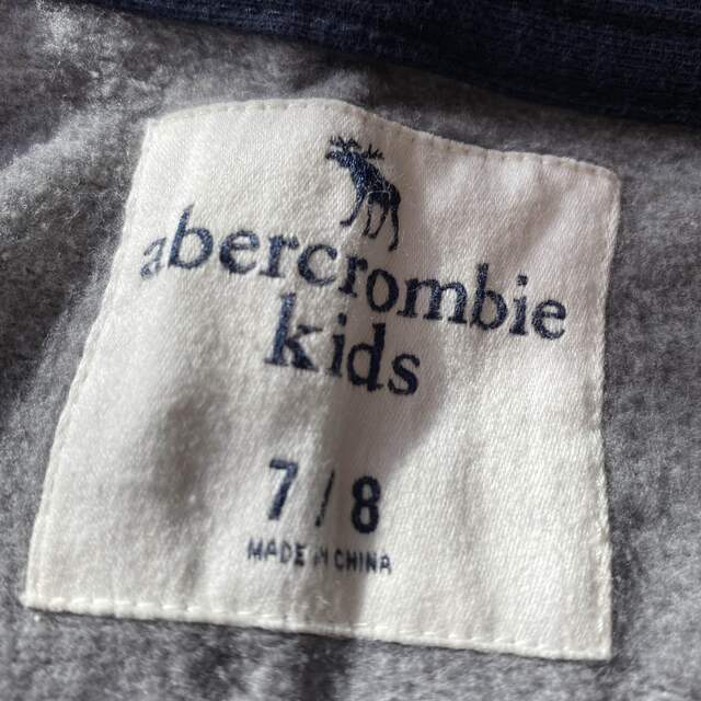 Abercrombie&Fitch(アバクロンビーアンドフィッチ)の美品A●アバクロキッズ　パーカー　120-130 グレー キッズ/ベビー/マタニティのキッズ服男の子用(90cm~)(ジャケット/上着)の商品写真