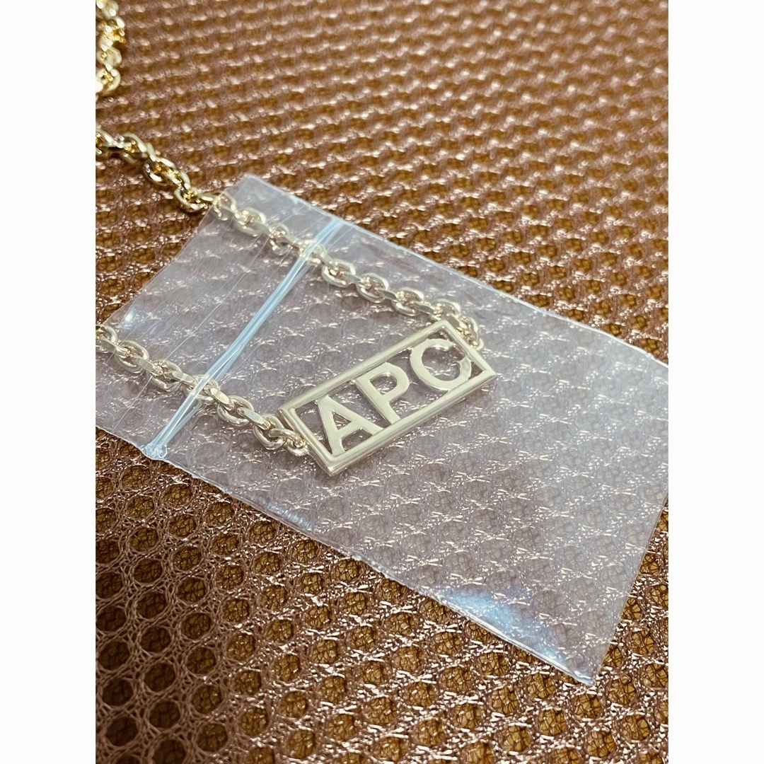 A.P.C(アーペーセー)の未使用★A.P.C NOAH ロゴ ネックレス ゴールド ★シンプル メンズのアクセサリー(ネックレス)の商品写真