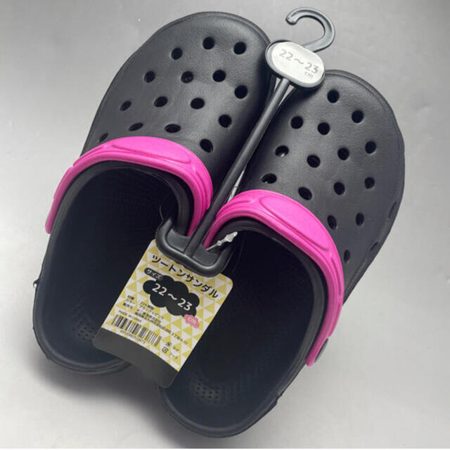 即購入OK！新品クロックツートンサンダル ブラック ピンク 22〜23cm レディースの靴/シューズ(サンダル)の商品写真