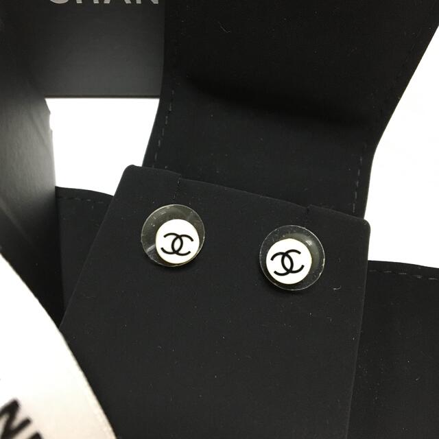 CHANEL(シャネル)の専用CHANEL シャネル ココマーク ピアス 白 正規品  お箱 カメリア付き レディースのアクセサリー(ピアス)の商品写真