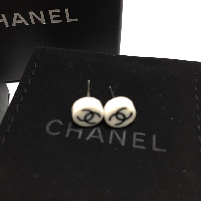 CHANEL(シャネル)の専用CHANEL シャネル ココマーク ピアス 白 正規品  お箱 カメリア付き レディースのアクセサリー(ピアス)の商品写真