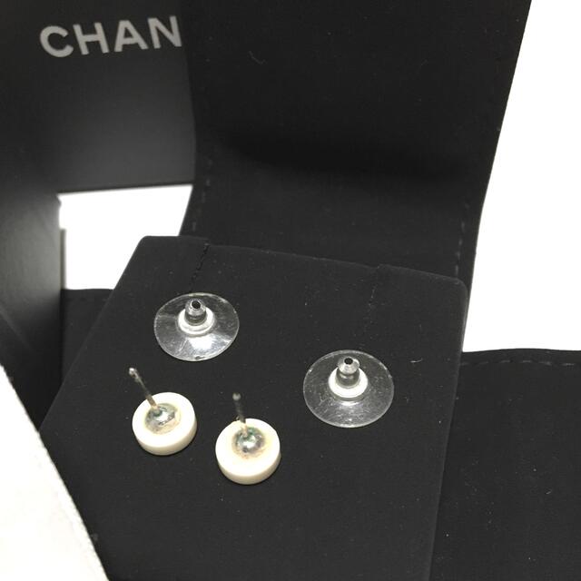 CHANEL(シャネル)の専用CHANEL シャネル ココマーク ピアス 白 正規品  お箱 カメリア付き レディースのアクセサリー(ピアス)の商品写真