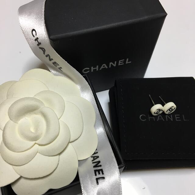 CHANEL(シャネル)の専用CHANEL シャネル ココマーク ピアス 白 正規品  お箱 カメリア付き レディースのアクセサリー(ピアス)の商品写真