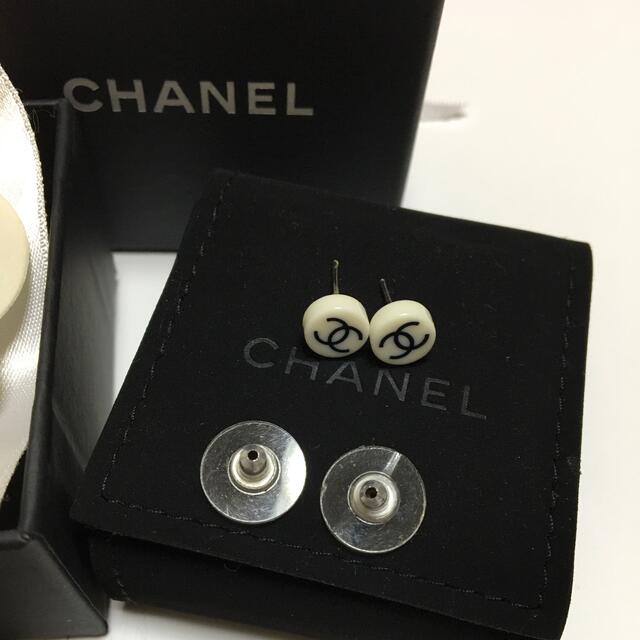 CHANEL(シャネル)の専用CHANEL シャネル ココマーク ピアス 白 正規品  お箱 カメリア付き レディースのアクセサリー(ピアス)の商品写真