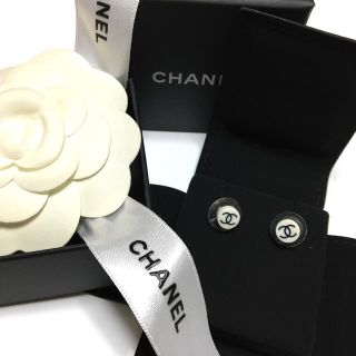 シャネル(CHANEL)の専用CHANEL シャネル ココマーク ピアス 白 正規品  お箱 カメリア付き(ピアス)