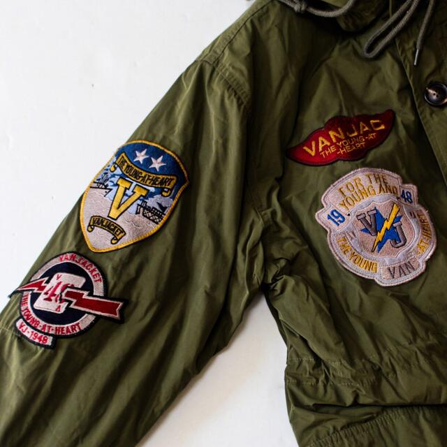 VAN Jacket(ヴァンヂャケット)の《ヴァンヂャケット》新品訳有 豪華ワッペン 中わた プレミアムモッズコート L メンズのジャケット/アウター(モッズコート)の商品写真