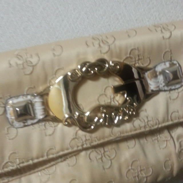 GUESS(ゲス)のguess ゴールド クラッチバッグ レディースのバッグ(クラッチバッグ)の商品写真