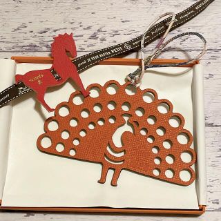 エルメス(Hermes)のレア！おまけ付き　エルメス　プティアッシュ　孔雀　ピーコック　クジャク　オレンジ(バッグチャーム)