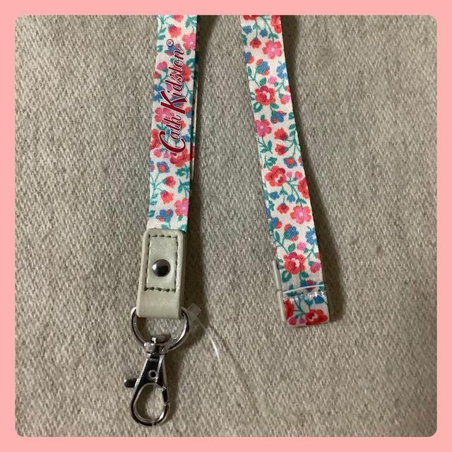 Cath Kidston(キャスキッドソン)の【新品】Cath Kidston  ネックストラップ　すぐ使えるケース付き！ レディースのファッション小物(名刺入れ/定期入れ)の商品写真