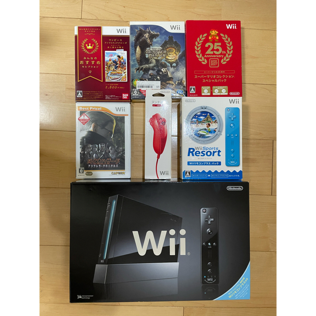 任天堂(ニンテンドウ)のニンテンドー Wii 本体(クロ) リモコンプラス付き  ソフト5点ヌンチャク赤 エンタメ/ホビーのゲームソフト/ゲーム機本体(家庭用ゲーム機本体)の商品写真