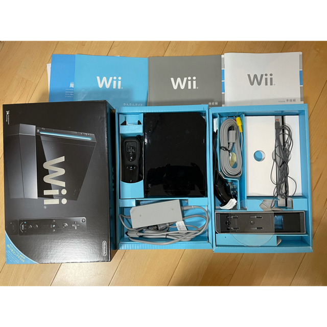 任天堂(ニンテンドウ)のニンテンドー Wii 本体(クロ) リモコンプラス付き  ソフト5点ヌンチャク赤 エンタメ/ホビーのゲームソフト/ゲーム機本体(家庭用ゲーム機本体)の商品写真