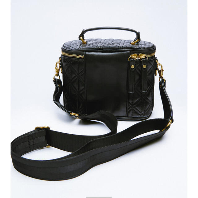 ZARA(ザラ)の【完売/入手困難】ZARA キルティング素材クロスボディバッグ レディースのバッグ(ショルダーバッグ)の商品写真