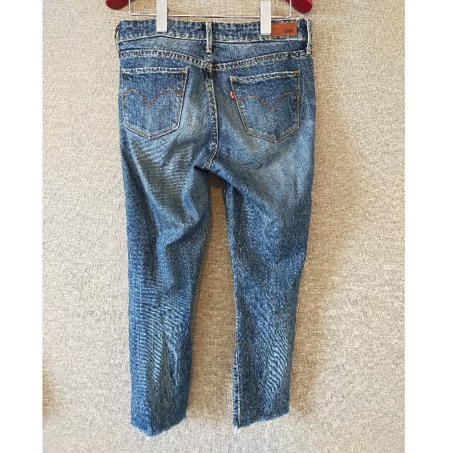 Levi's(リーバイス)のリーバイ　ストラウス　ジャパン　裾が切りっぱなしダメージジーンズ　 レディースのパンツ(デニム/ジーンズ)の商品写真