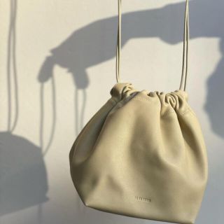 ジルサンダー(Jil Sander)のドローストリング レザー クロスボディポーチ(ショルダーバッグ)