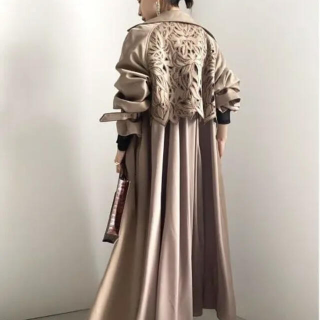 Ameri VINTAGE(アメリヴィンテージ)のameri vintage BACK CUTTING LACE COAT レディースのジャケット/アウター(トレンチコート)の商品写真