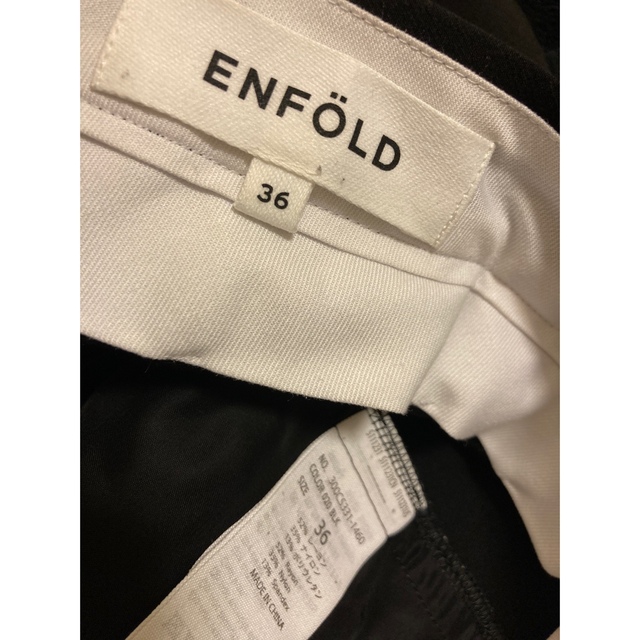 ENFOLD(エンフォルド)のENFOLD エンフォルド 36 定番テーパードパンツ 黒　 レディースのパンツ(カジュアルパンツ)の商品写真