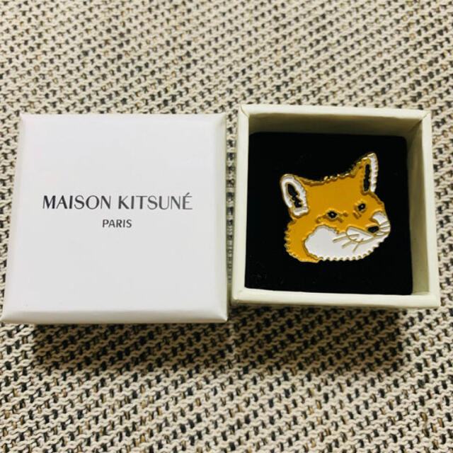 MAISON KITSUNE'(メゾンキツネ)のMAISON KITSUNE メゾンキツネ　ピンバッジ　ブローチ レディースのファッション小物(その他)の商品写真