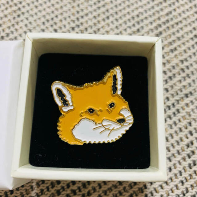 MAISON KITSUNE メゾンキツネ ピンバッジ ブローチ MAISON KITSUNE メゾンキツネ ピンバッジ ブローチ