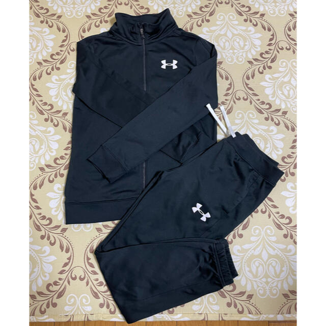 UNDER ARMOUR(アンダーアーマー)のアンダーアーマー　ジャージ上下セット　ブラック キッズ/ベビー/マタニティのキッズ服男の子用(90cm~)(その他)の商品写真