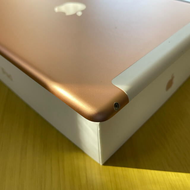 Apple(アップル)のiPad 6th 32GB SIMフリー　ゴールド スマホ/家電/カメラのPC/タブレット(タブレット)の商品写真