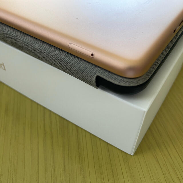 Apple(アップル)のiPad 6th 32GB SIMフリー　ゴールド スマホ/家電/カメラのPC/タブレット(タブレット)の商品写真