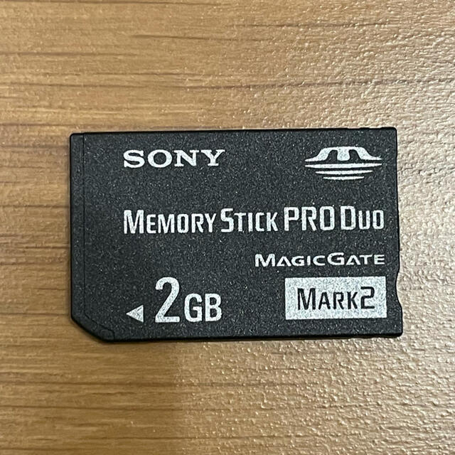 PlayStation(プレイステーション)のpsp 3000 シルバー メモリーカード ケース付き エンタメ/ホビーのゲームソフト/ゲーム機本体(携帯用ゲーム機本体)の商品写真