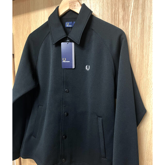 FRED PERRY(フレッドペリー)の新品未使用フレッドペリー　コーチジャケット　ブルゾン　ブラックXS メンズのジャケット/アウター(ブルゾン)の商品写真