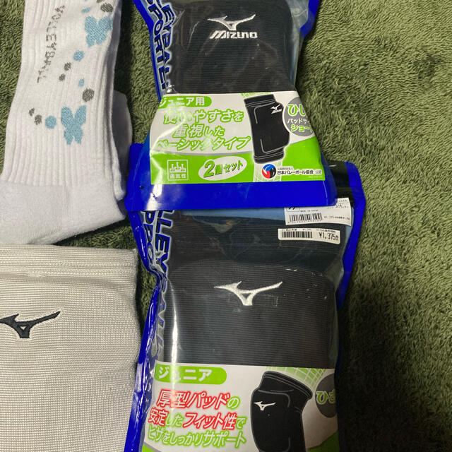 MIZUNO(ミズノ)の値下げミズノバレーボールシューズ23.5と膝、肘当て、ソックスまとめ売り　新品 スポーツ/アウトドアのスポーツ/アウトドア その他(バレーボール)の商品写真