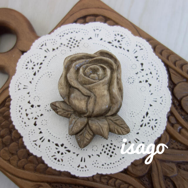 木彫りブローチ バラ ハンドメイドのアクセサリー(コサージュ/ブローチ)の商品写真