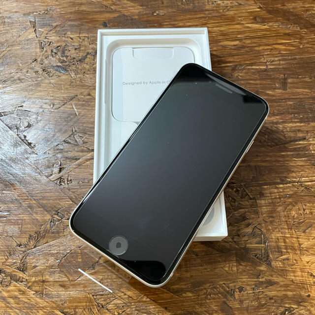 Apple(アップル)の【新品未使用】iPhoneSE2 64GB White スマホ/家電/カメラのスマートフォン/携帯電話(スマートフォン本体)の商品写真