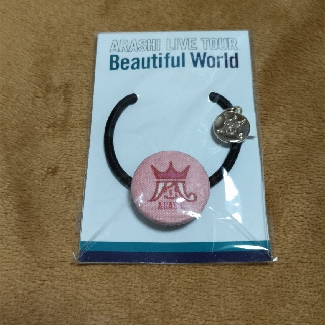 嵐(アラシ)の嵐　BeautifulWorld　ヘアゴム　赤 エンタメ/ホビーのタレントグッズ(アイドルグッズ)の商品写真