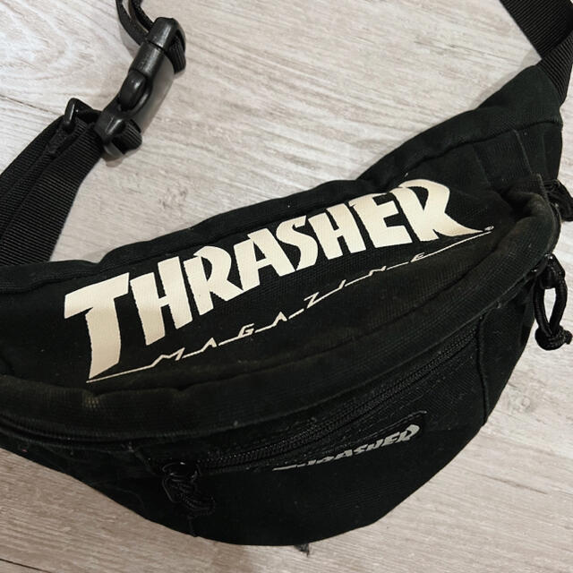 THRASHER(スラッシャー)のTHRASHER ロゴ　ウエストバッグ　ブラック レディースのバッグ(ボディバッグ/ウエストポーチ)の商品写真