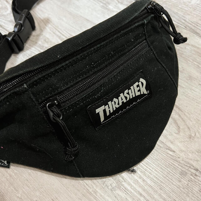 THRASHER(スラッシャー)のTHRASHER ロゴ　ウエストバッグ　ブラック レディースのバッグ(ボディバッグ/ウエストポーチ)の商品写真