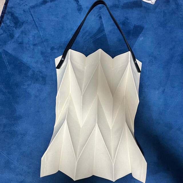 ISSEY MIYAKE(イッセイミヤケ)の最終値下げ ISSEY MIYAKE × iittala コラボ トートバッグ レディースのバッグ(トートバッグ)の商品写真