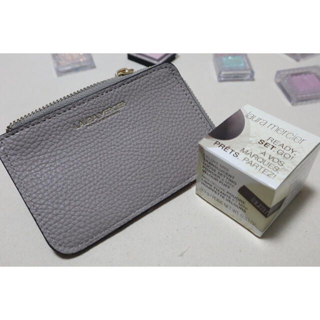 laura mercier(ローラメルシエ)の【新品】laura mercierカードケース&パフ付きパウダー コスメ/美容のメイク道具/ケアグッズ(パフ・スポンジ)の商品写真