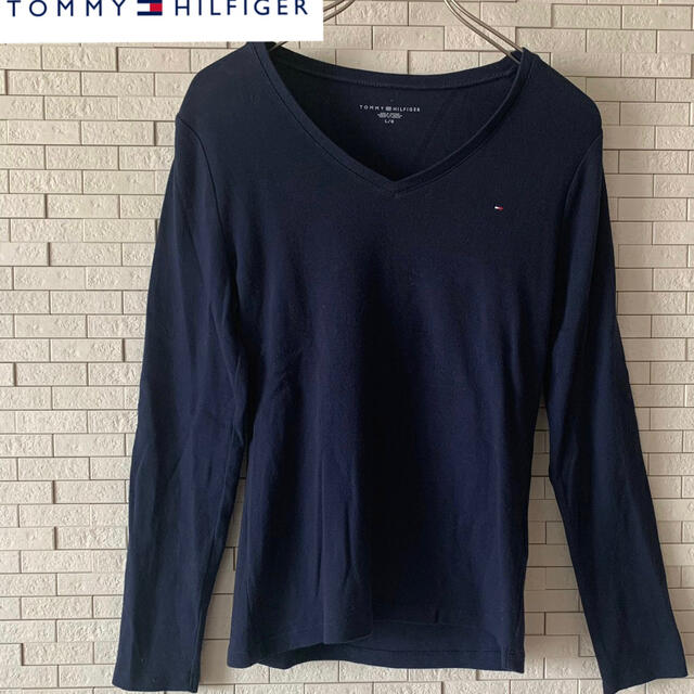 TOMMY HILFIGER(トミーヒルフィガー)のトミーヒルフィガー　長袖カットソー　ロンＴ　ネイビー　無地　Vネック　ロゴ刺繍 レディースのトップス(Tシャツ(長袖/七分))の商品写真