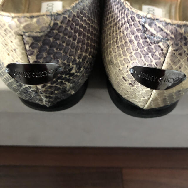 JIMMY CHOO(ジミーチュウ)のジミーチュウ  パイソン革　フラットシューズ レディースの靴/シューズ(ローファー/革靴)の商品写真