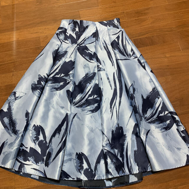 Apuweiser-riche(アプワイザーリッシェ)の大花ジャガードタックフレアスカート レディースのスカート(ひざ丈スカート)の商品写真